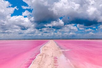 Las playas de colores más bonitas del mundo: hay una en México