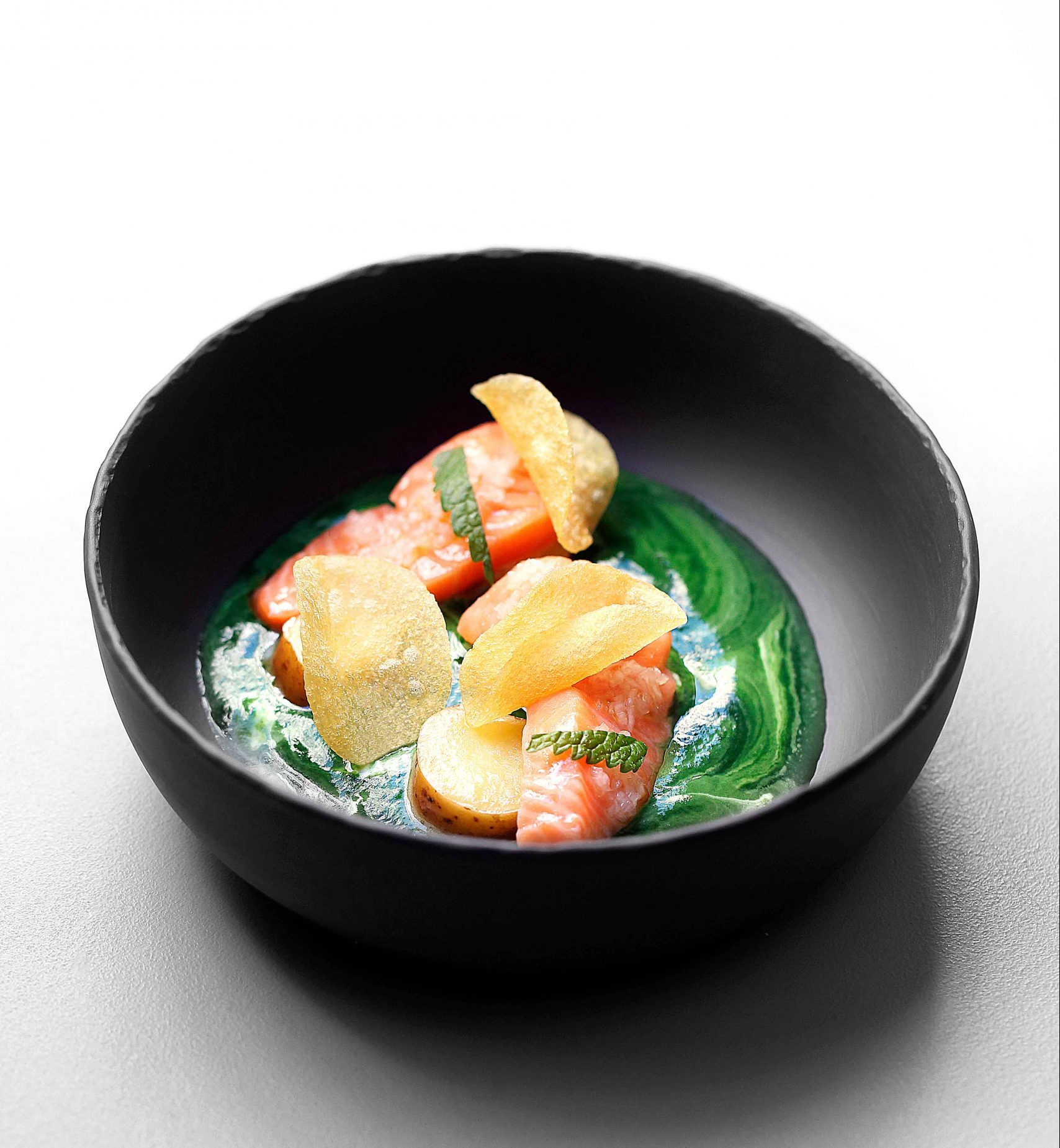 saumon-confit-à-l’huile-d’olive,-pomme-de-terre-avec-coulis-d’ortie-et-pimprenelle
