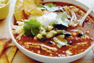 Sopa de tortilla con limón y pollo