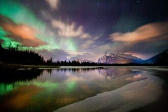 Auroras boreales bailan en el cielo de Canadá
