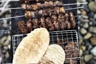 Adana kebab con pan pita