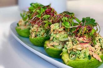 Prepara un aguacate relleno de ensalada de salmón con Alma Fernanda