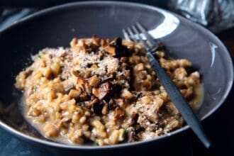 Risotto de hongos y ajo negro