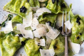 Tortelli de ajo negro y espinacas