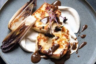 Queso halloumi sellado con vinagreta de ajo negro