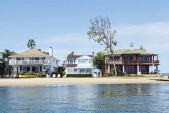 Newport Beach, estilo bajo el Sol