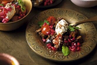 Berenjenas con labneh de ajo y tomillo, dukkah y aderezo de jarabe de granada