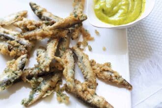 Boquerones capeados con ajvar y mayonesa de ajo