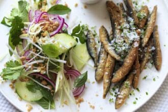 Boquerones fritos con ensalada tailandesa y salsa nam prik