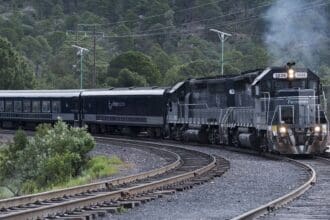 Sobre las vías, una experiencia a bordo del Chepe Express