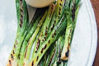 Calçots con salsa romesco