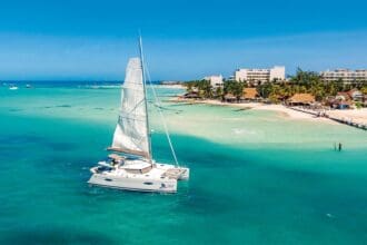 Navega por el Caribe en un catamarán privado con Cancun Sailing