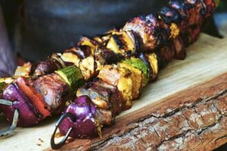 Brochetas de carne con miso