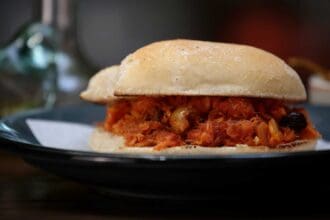 Prepara esta cemita poblana de bacalao a la Vizcaína