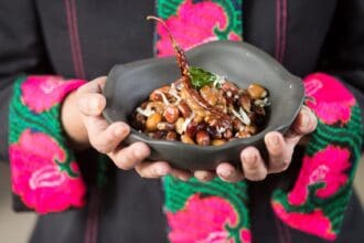 Esquites ancestrales con mayonesa de chapulines
