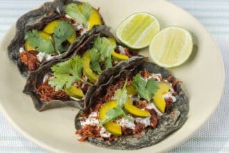 Tacos de carne de res glaseada con chile cascabel