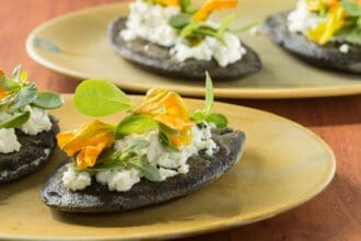 Tlacoyos de requesón con salsa verde