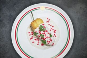 Este es el plato de Anfora que Aquiles Chávez diseñó para su chile en nogada