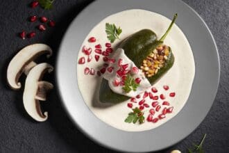 Chile en nogada vegano en Garabatos