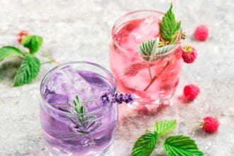 Frutas y flores en cocteles primaverales