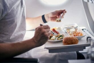 5 datos curiosos sobre la comida de avión que debes saber