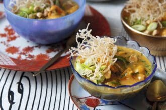 Curry de calabaza estilo tai con tallarines crocantes