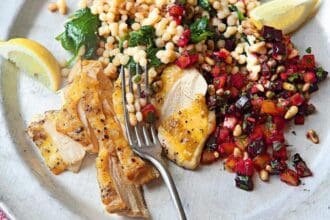 Pasta fregula con salsa picada de betabel