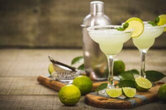 Celebra el Día Internacional de la Margarita mezclando desde casa