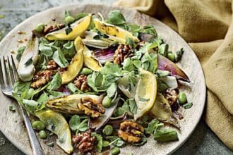 Ensalada de achicoria y nueces con cúrcuma