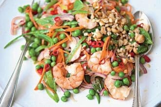 Ensalada asiática de camarones, chícharos y zanahoria