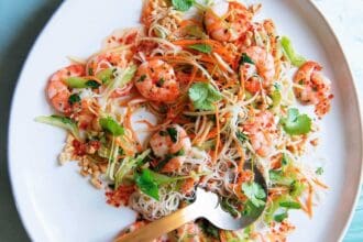 Fideos tailandeses con papaya y camarones