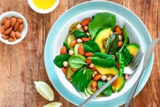 3 recetas de ensaladas con almendras para energizar el verano
