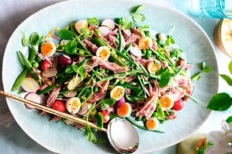Ensalada de chícharos en vaina, jamón de pierna y huevos de codorniz