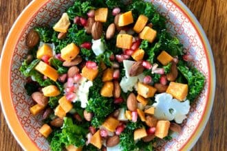 Prepara una nutritiva ensalada de kale y almendras con Estrella Jafif