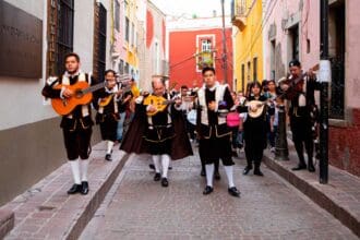 Qué son las callejoneadas en Guanajuato y cómo vivirlas