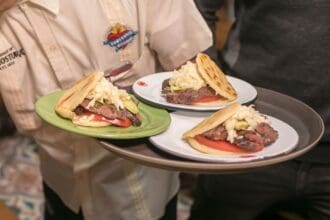 Guerra de arepas en el Comedor de los Milagros