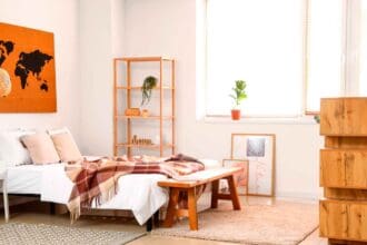 Objetos para decorar la habitación de un viajero