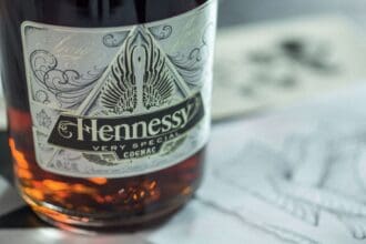 Hennessy Very Special se pone tattoo