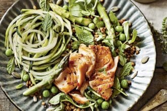 Ensalada de salmón ahumado y trigo espelta