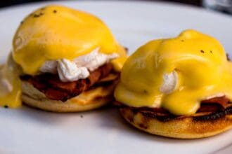 Benedictinos con salsa holandesa a la cúrcuma
