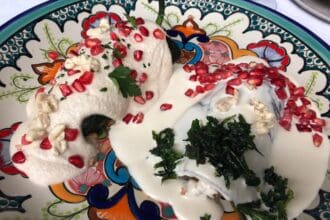 Duelo de chiles en nogada en restaurante El Tajín