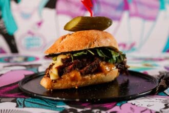 Indómita Burger se «duplica» y crea La Periquita burger