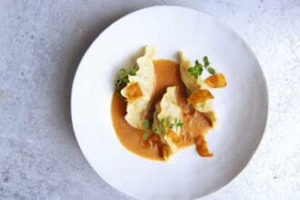 Ravioli de langostinos e hinojo marino con bottarga