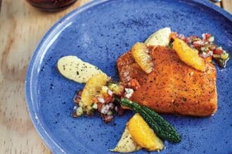 Pescado adobado con puré de plátano