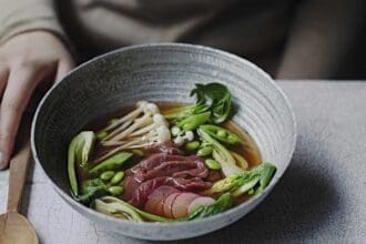 Caldo de res con chícharos y hongos