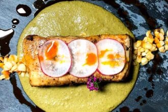 Prepara este pepián de albahaca con esquite de chiltepín y pescado