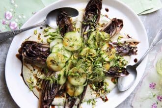 Ensalada de pepino y radicchio a la parrilla con hummus