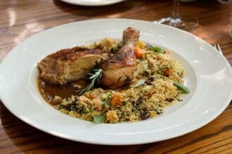 Cocina un delicioso pollo al romero como el chef Alejandro Fuentes
