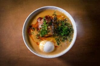 Huye del frío con los tragos y el ramen de tuétano de Ramen & Bar