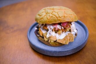 ¿Conchas con chilaquiles? Son de Santas Conchas y están deliciosas